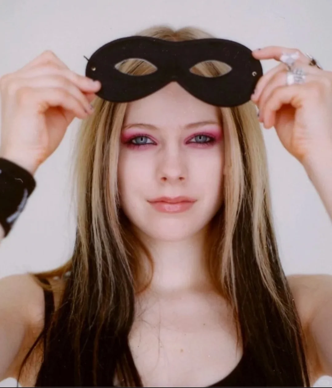 好喜欢这个叼着花的女人