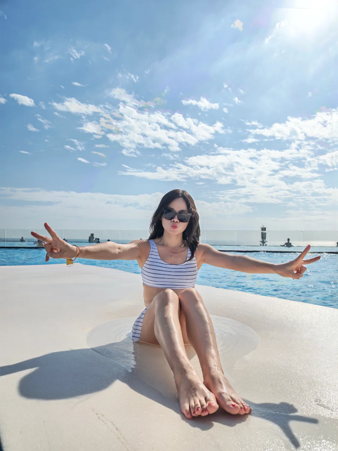 👙当泳装遇上阳光，快乐尽在不言中！