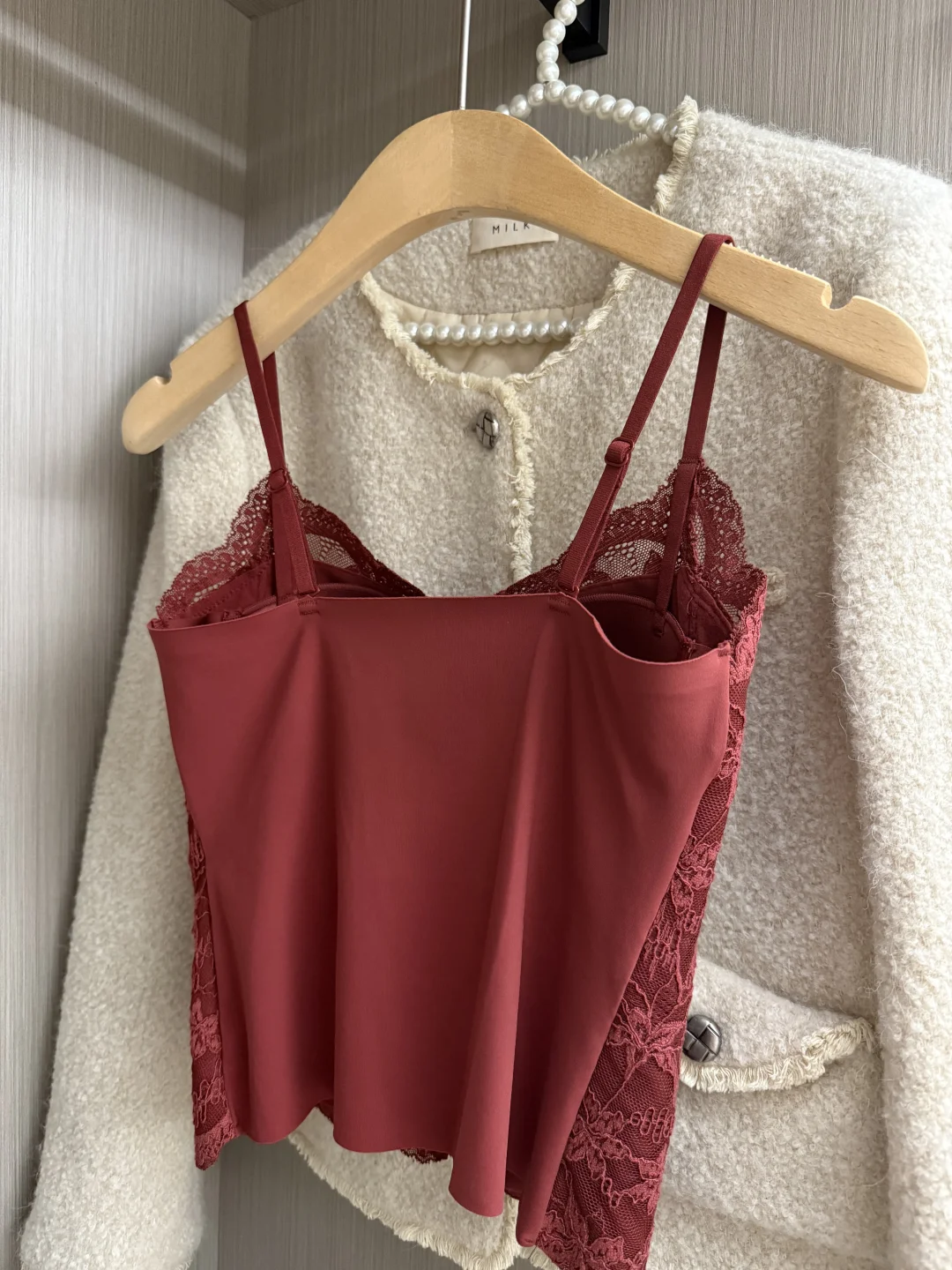 大胆驾驭一下山楂红蕾丝吊带！