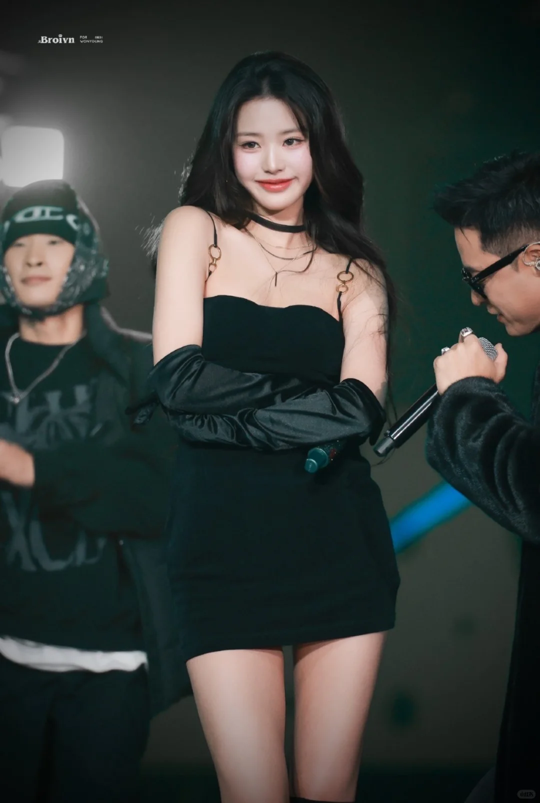 金属环肩带太戳我✨这礼裙成女明星年末标配