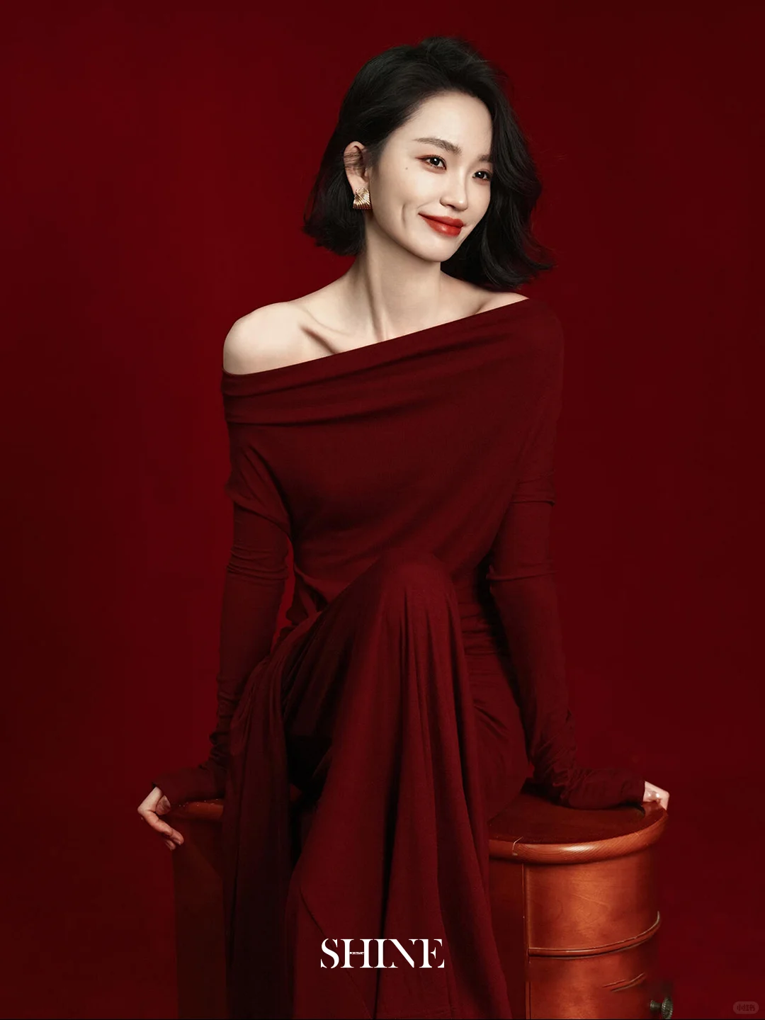 酒红毛衣写真 是揉碎的红玫瑰掉进了镜头里