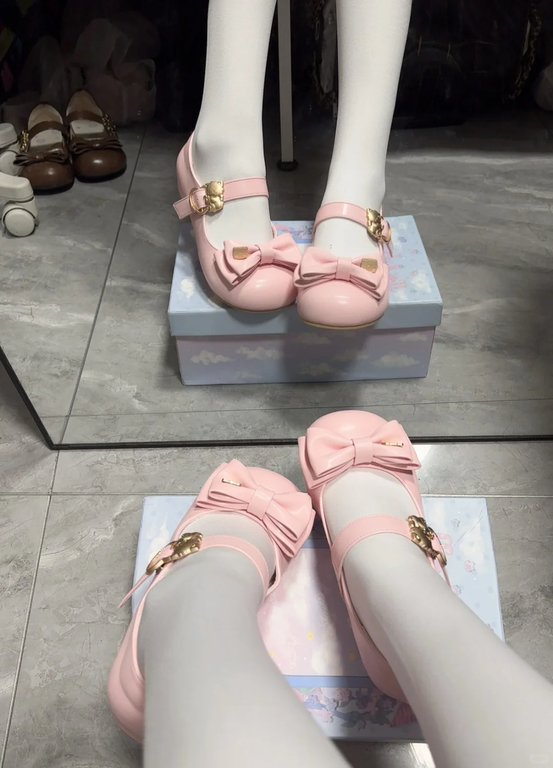 白丝配粉鞋就是坠萌的！