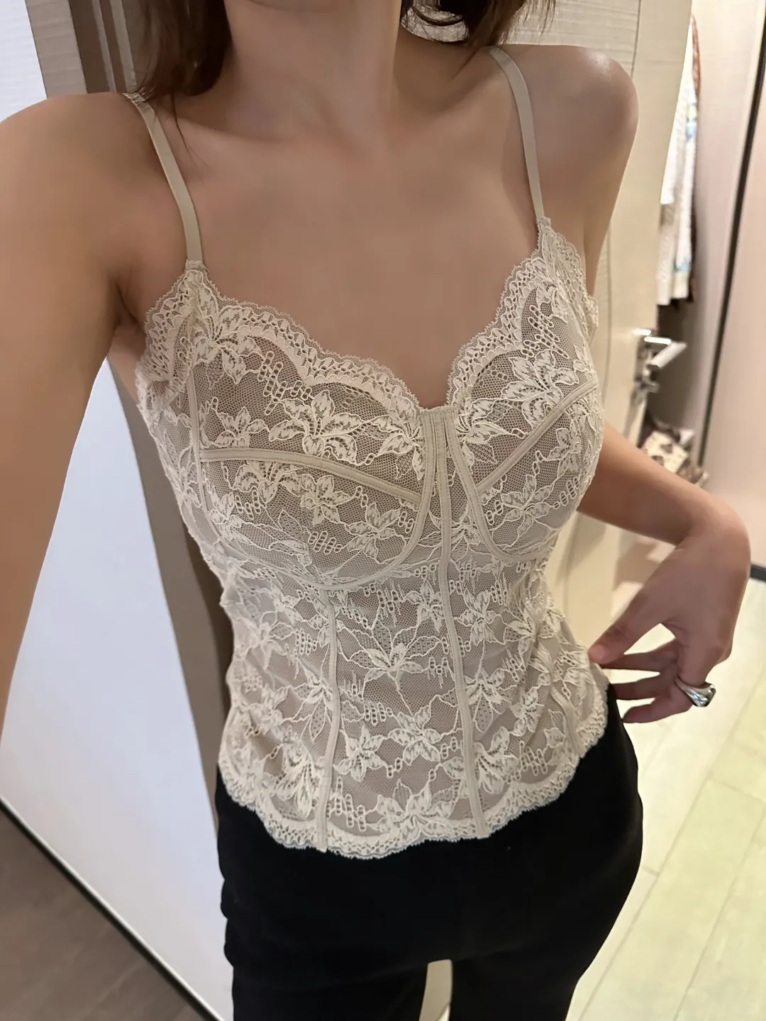 被这件蕾丝背心美到了～