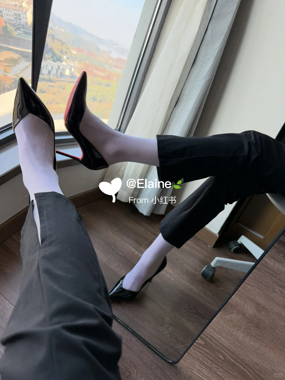 当我上班穿了白丝+红底鞋