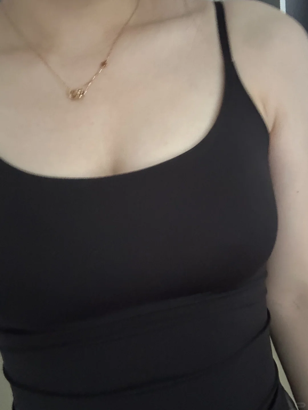 周白子 粉底液吊带