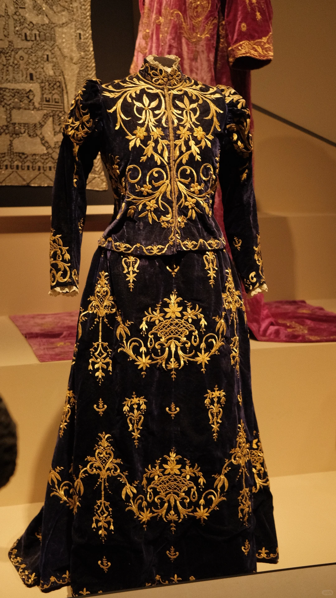 来这里的人都是理直气壮的拜金女！