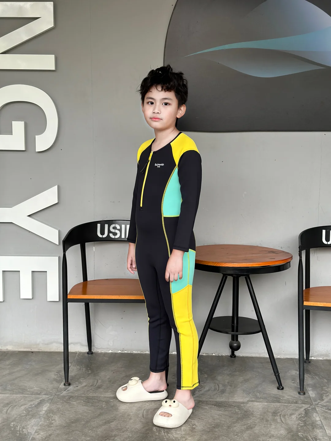 带防晒的儿童泳衣，海边玩一下午都没晒红