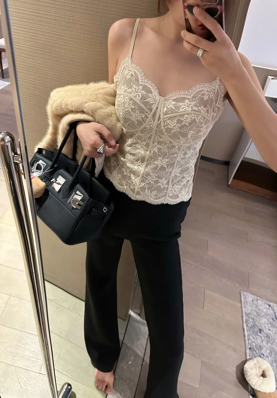 被这件蕾丝背心美到了～