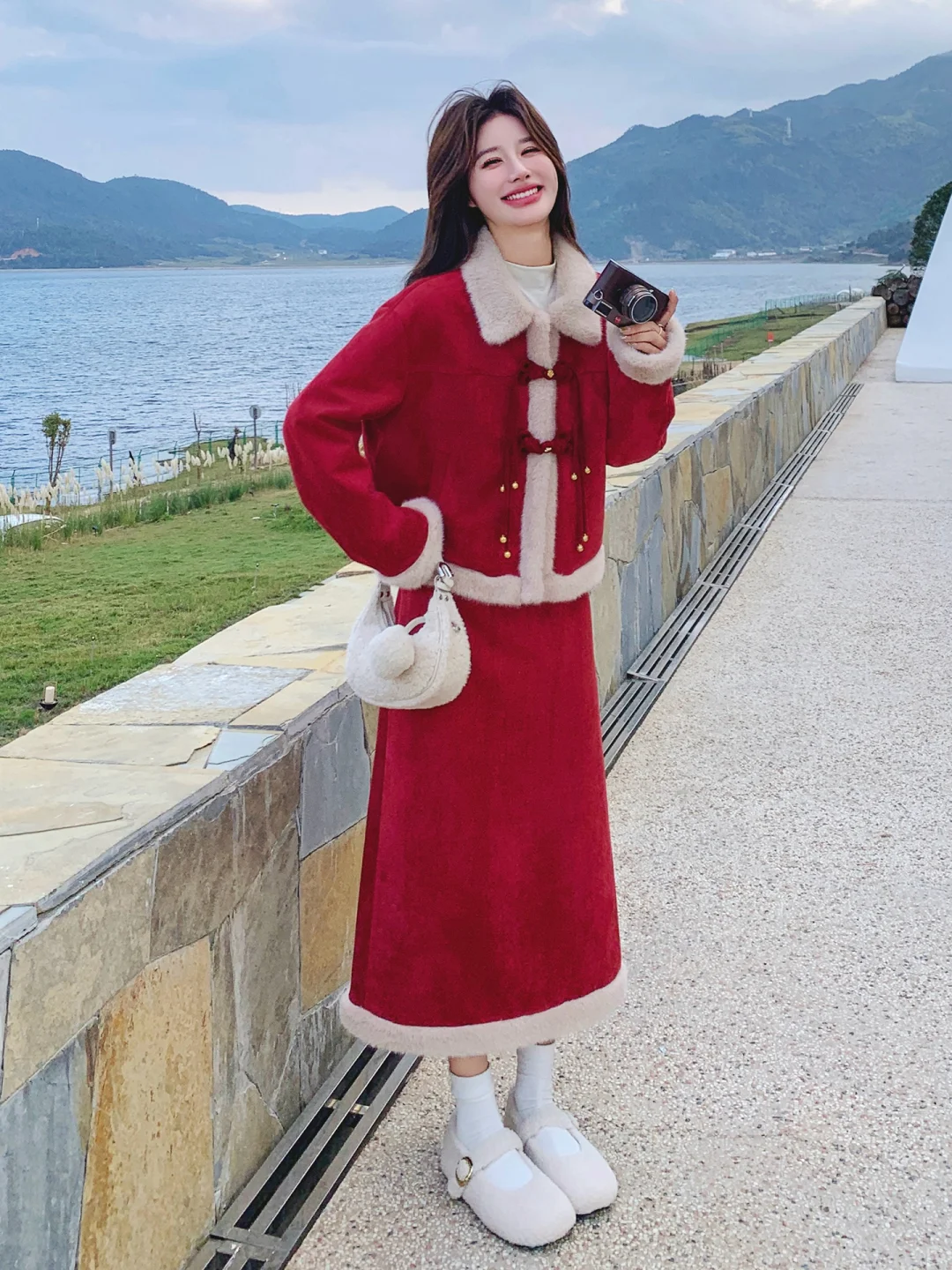 今冬短外套+半裙火了，优雅高级，又有女人味