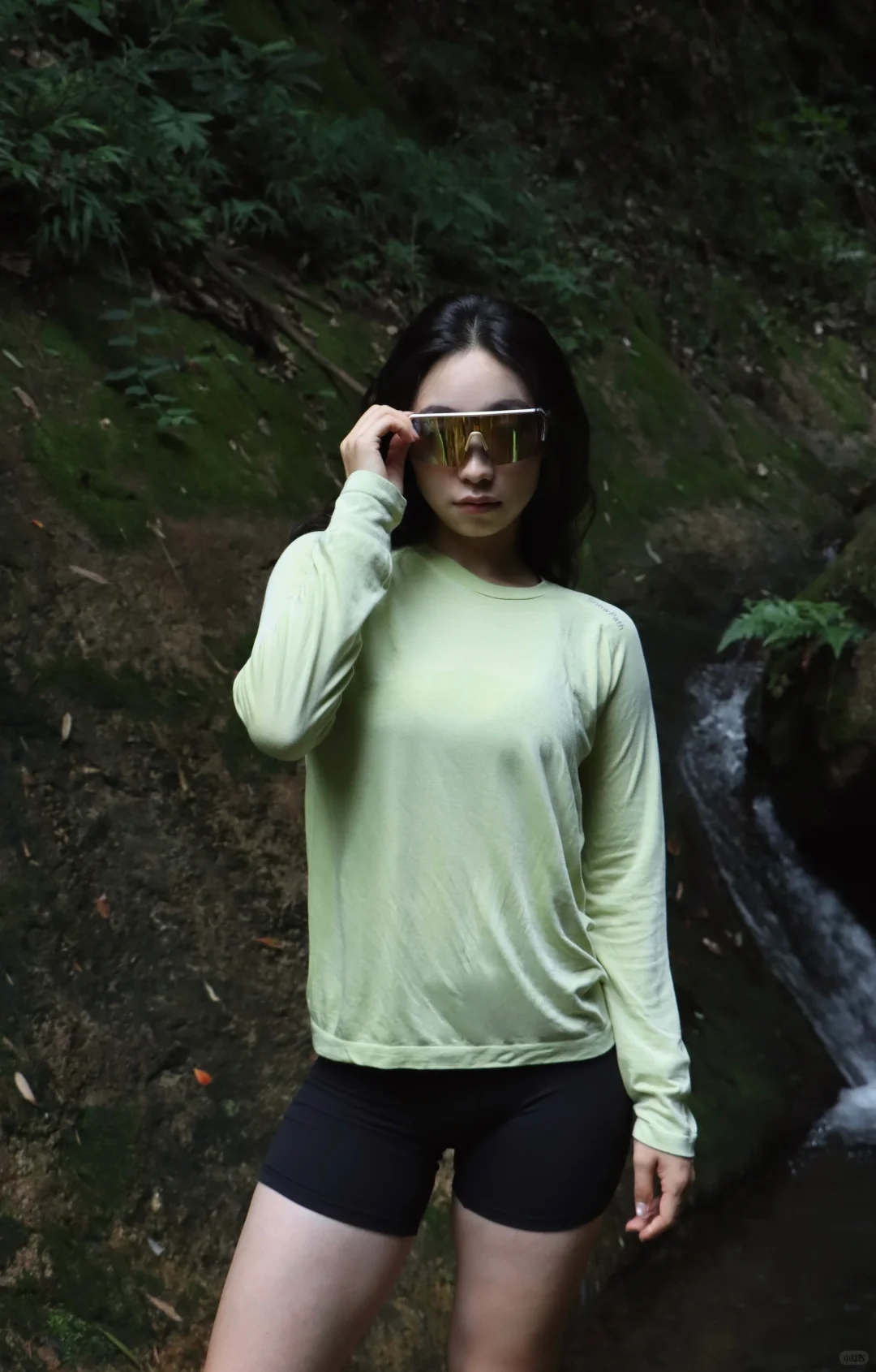 森林里的女孩，她很酷！📸