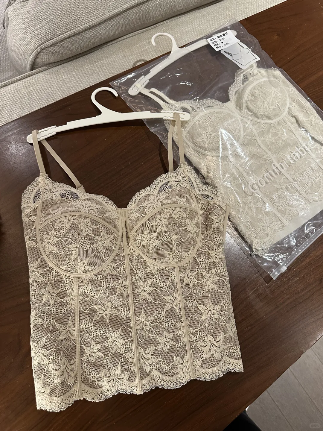 被这件蕾丝背心美到了～