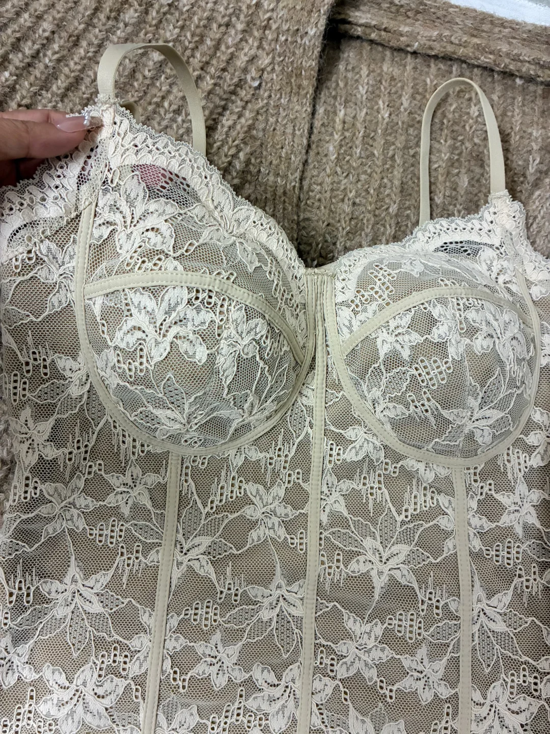 谁懂啊！这件蕾丝鱼骨吊带美到我心巴上了‼️