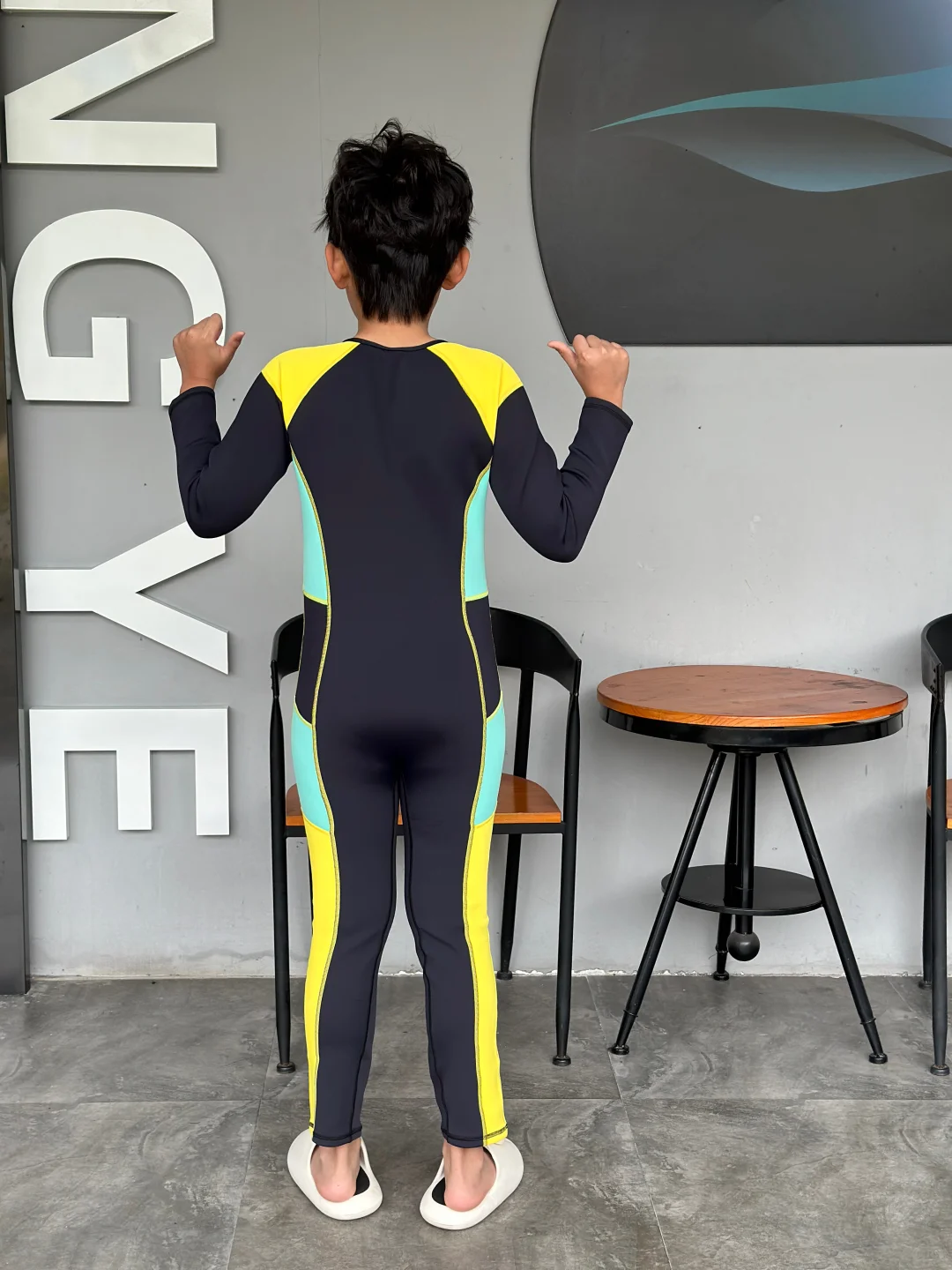 带防晒的儿童泳衣，海边玩一下午都没晒红