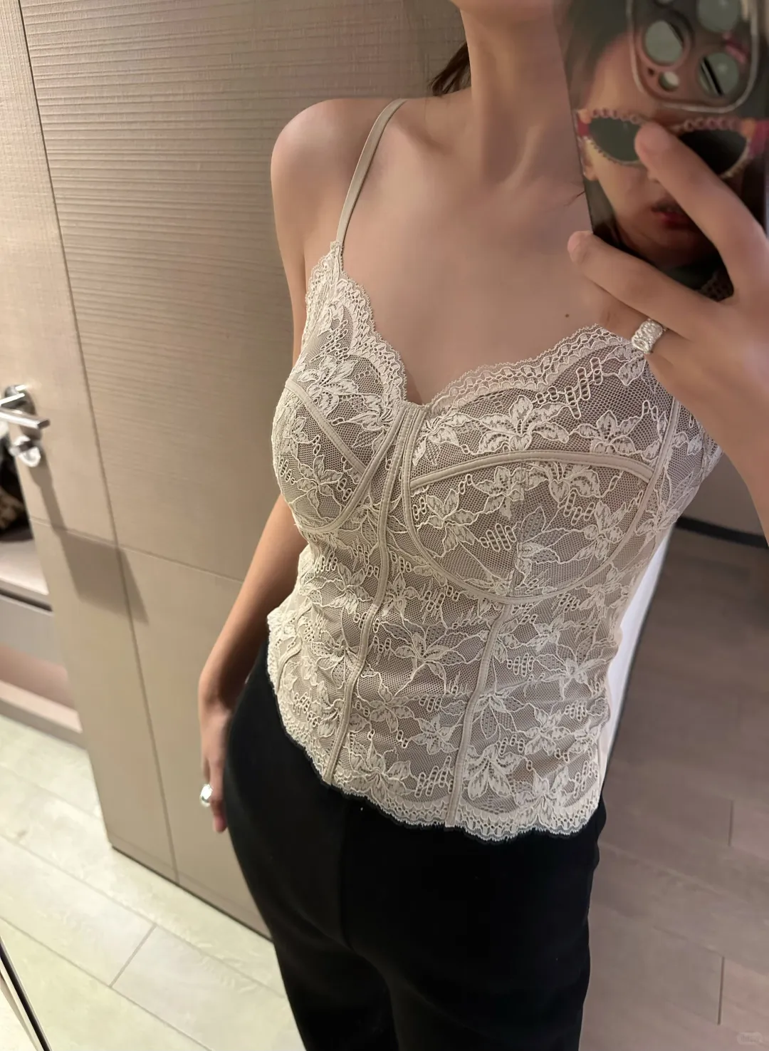 被这件蕾丝背心美到了～