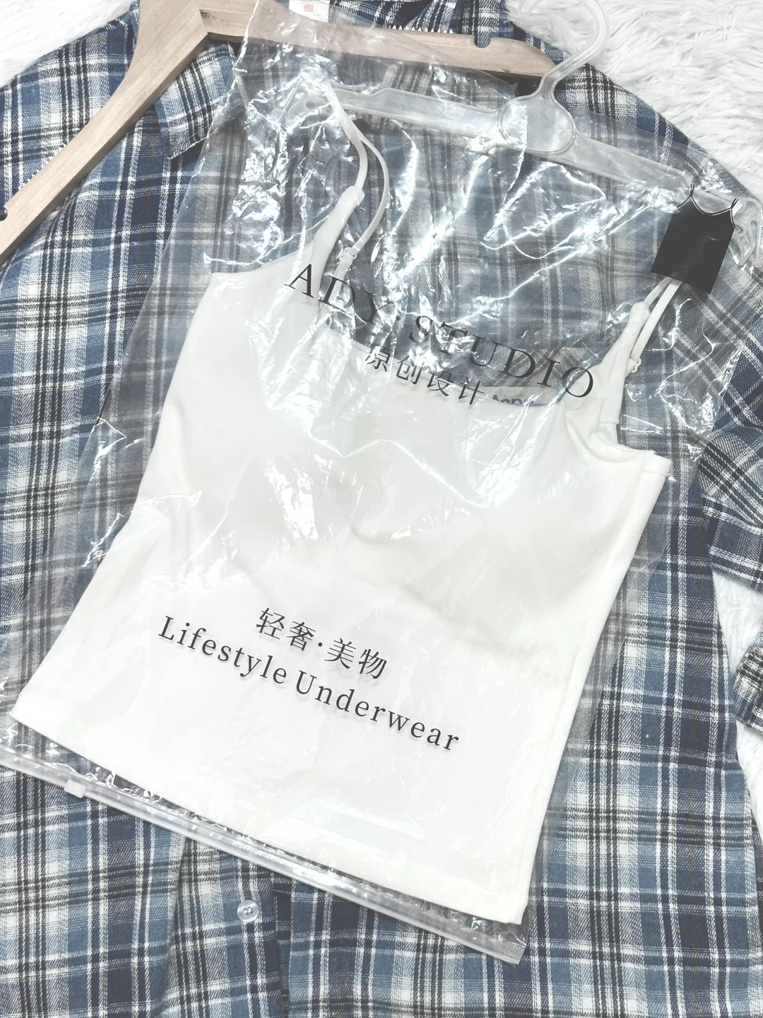 太喜欢这种衬衫搭小背心了！