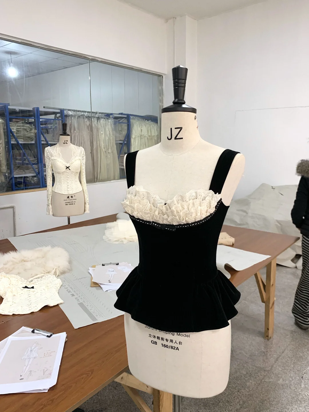 黑色胸衣果然显瘦！！胸前蕾丝像白玫瑰一样