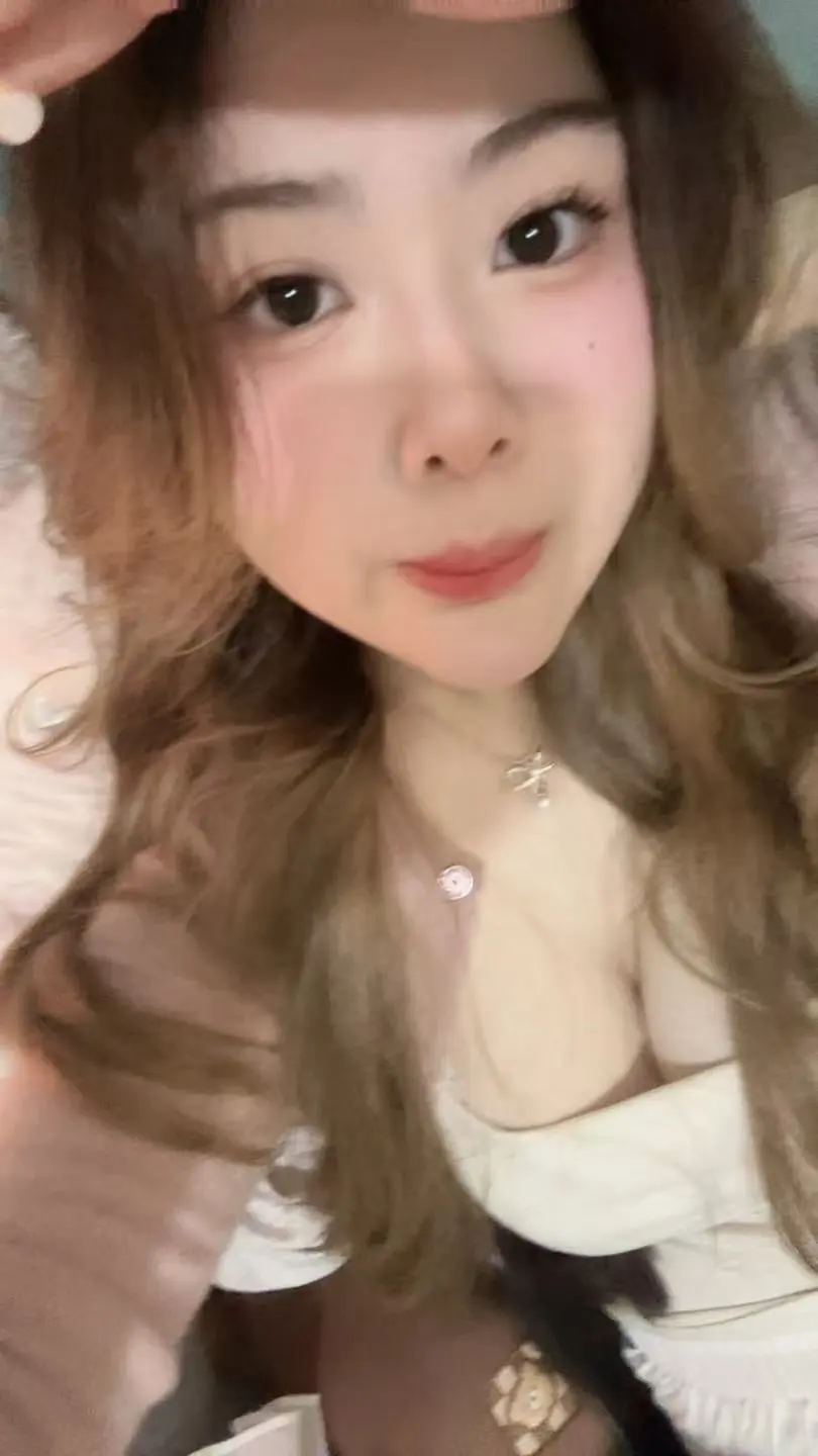 哇～好喜欢妹妹这件花边胸衣！！