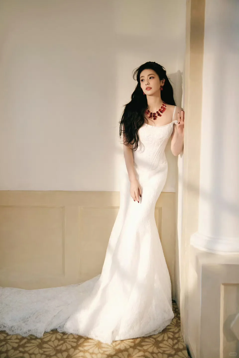 白鹿今日造型，红色珠宝配白纱美的很惊艳❗