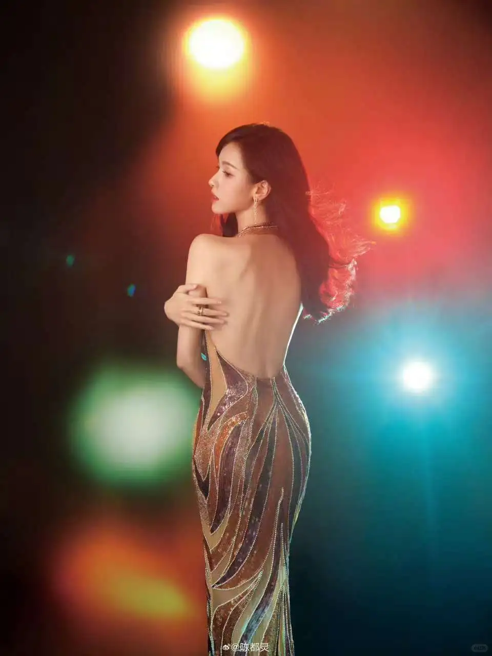 谁来懂一下陈都灵这个身材曲线....