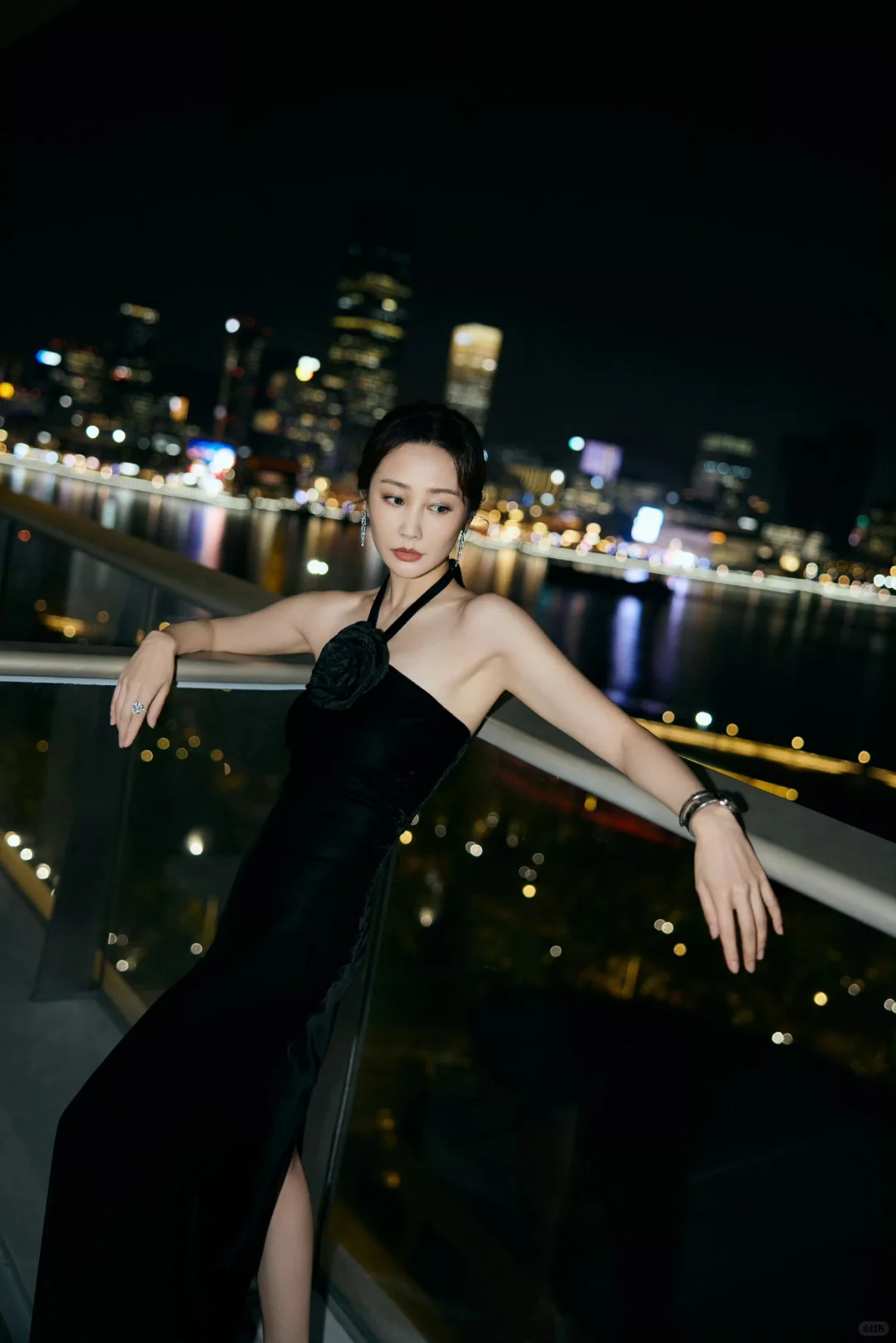 李纯 挂脖黑玫瑰 曲线太撩人