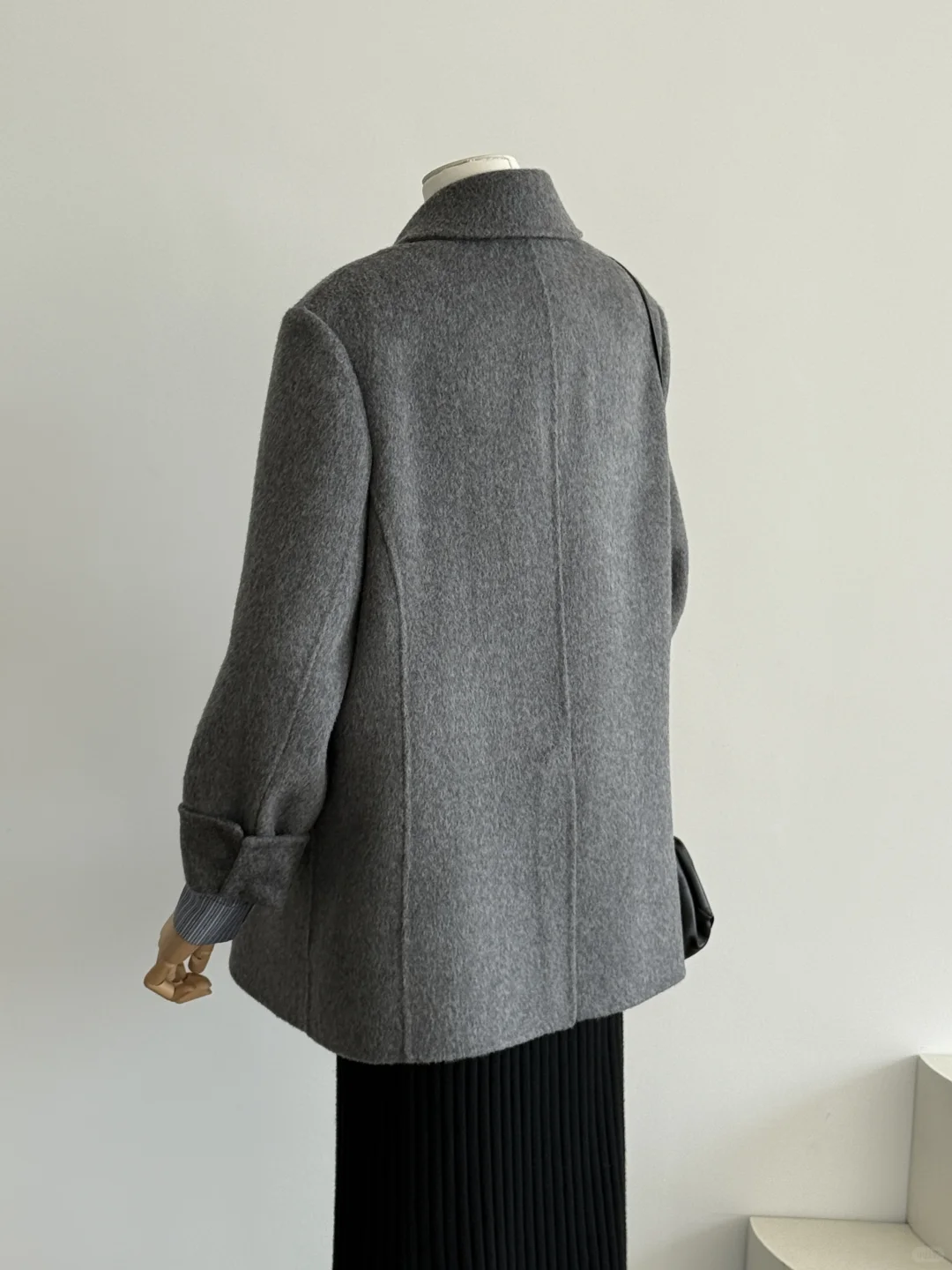 西服+黑裙|职场的松驰感酷帅时尚