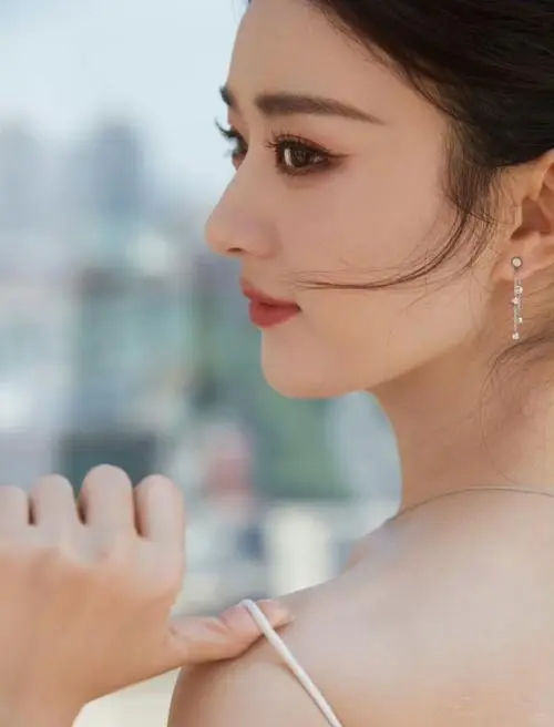 颖宝回眸一笑真是太清丽脱俗了