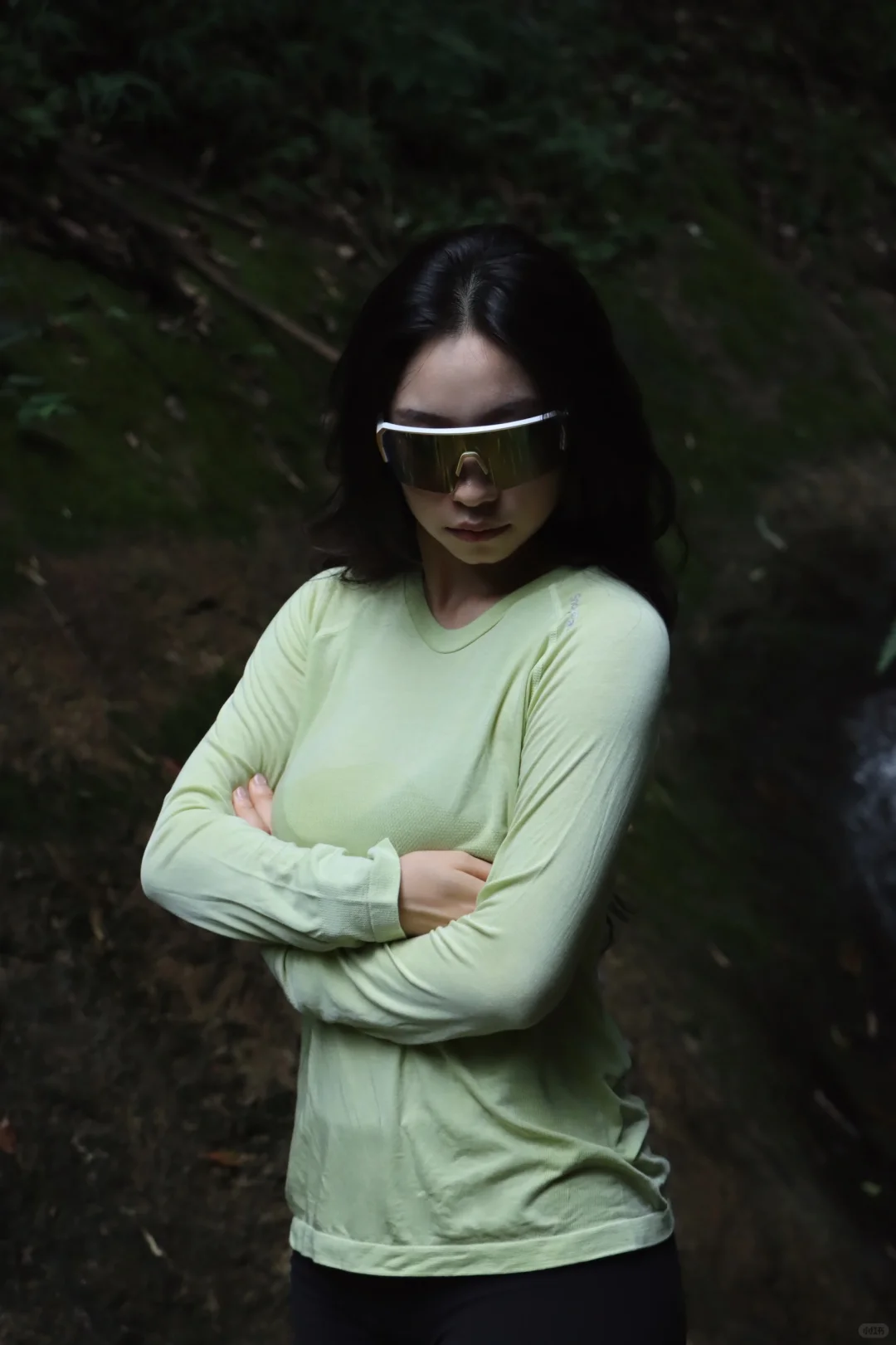 森林里的女孩，她很酷！📸