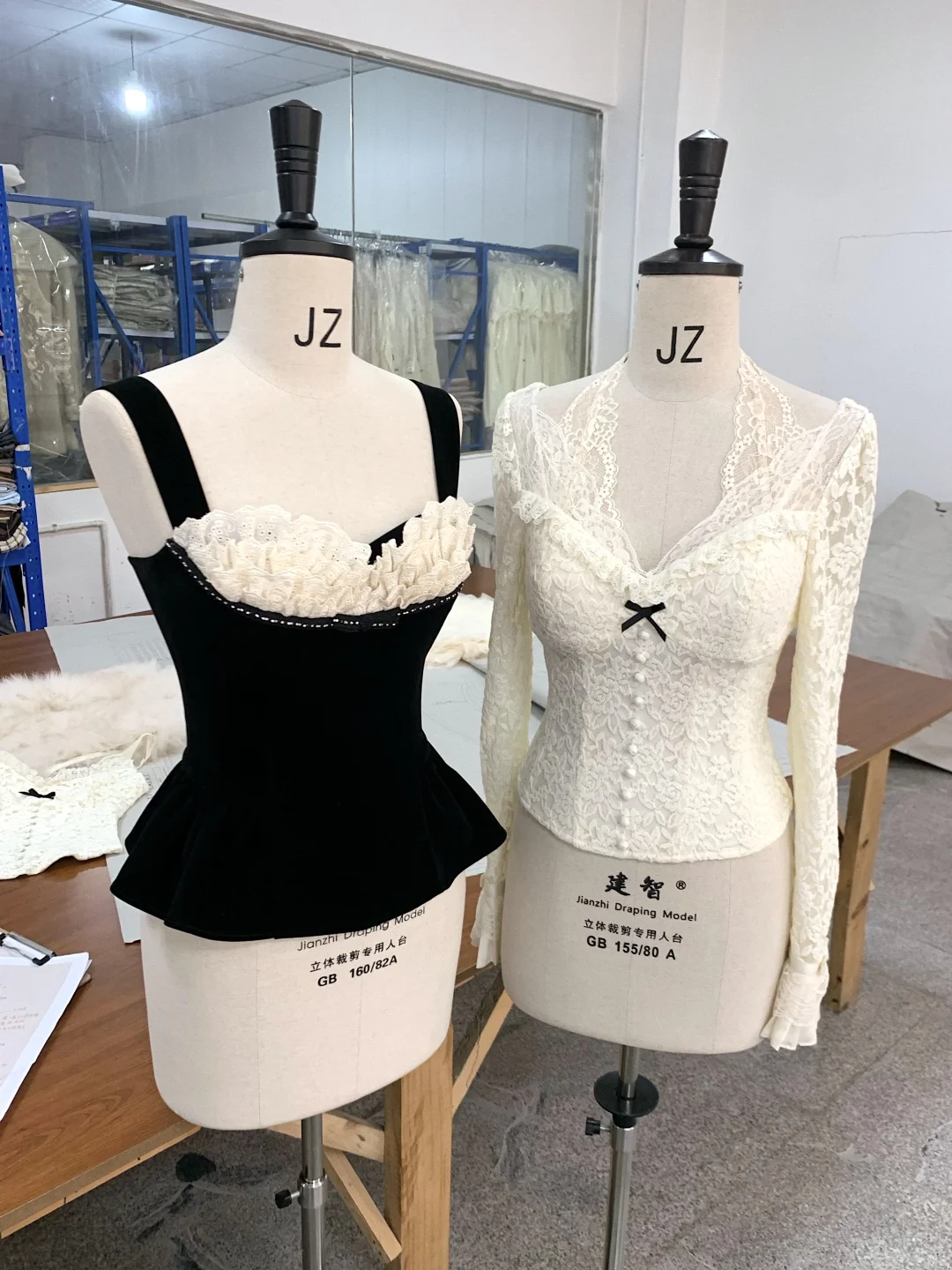 黑色胸衣果然显瘦！！胸前蕾丝像白玫瑰一样