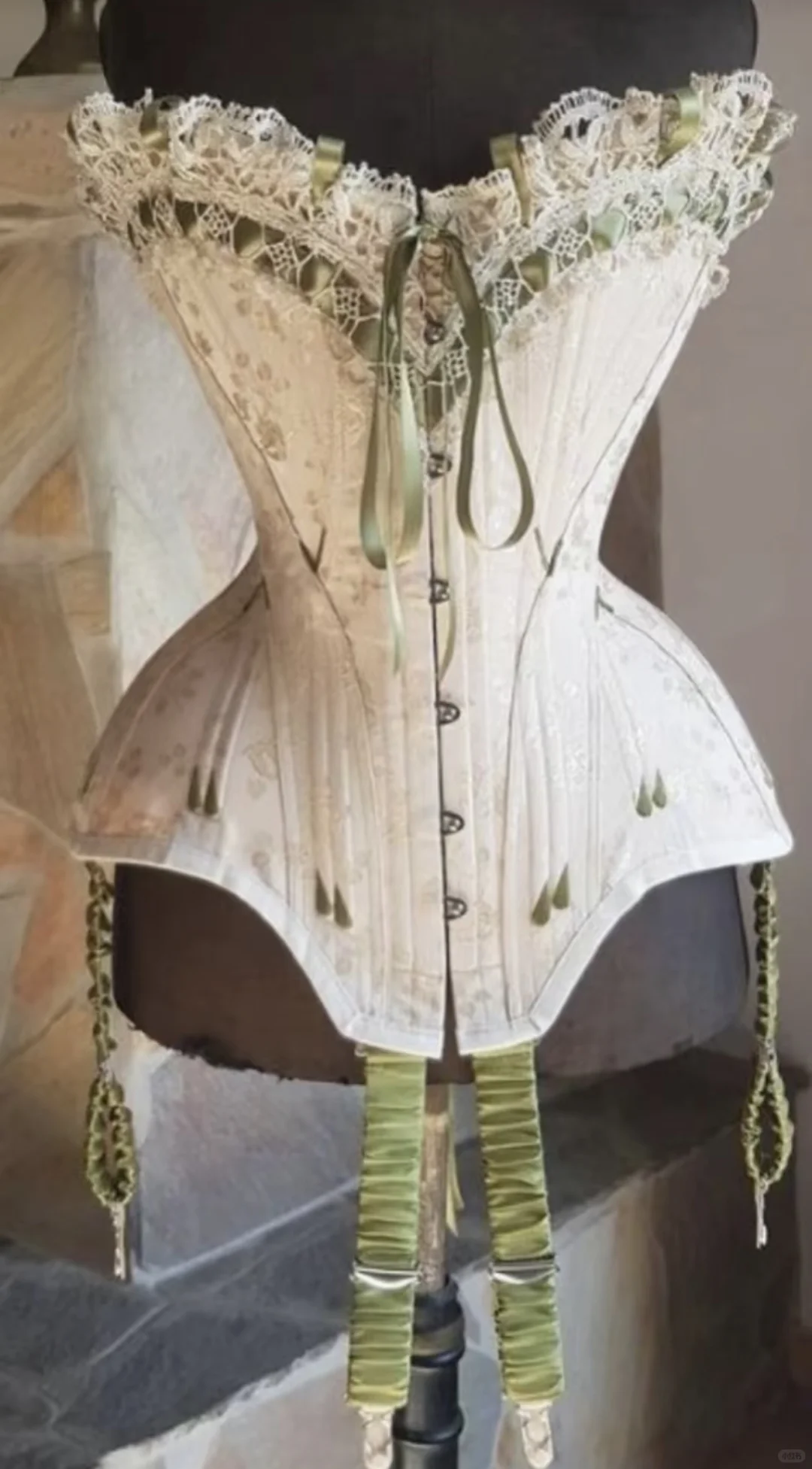 每日审美❣真是被古董鱼骨胸衣惊艳到失语！