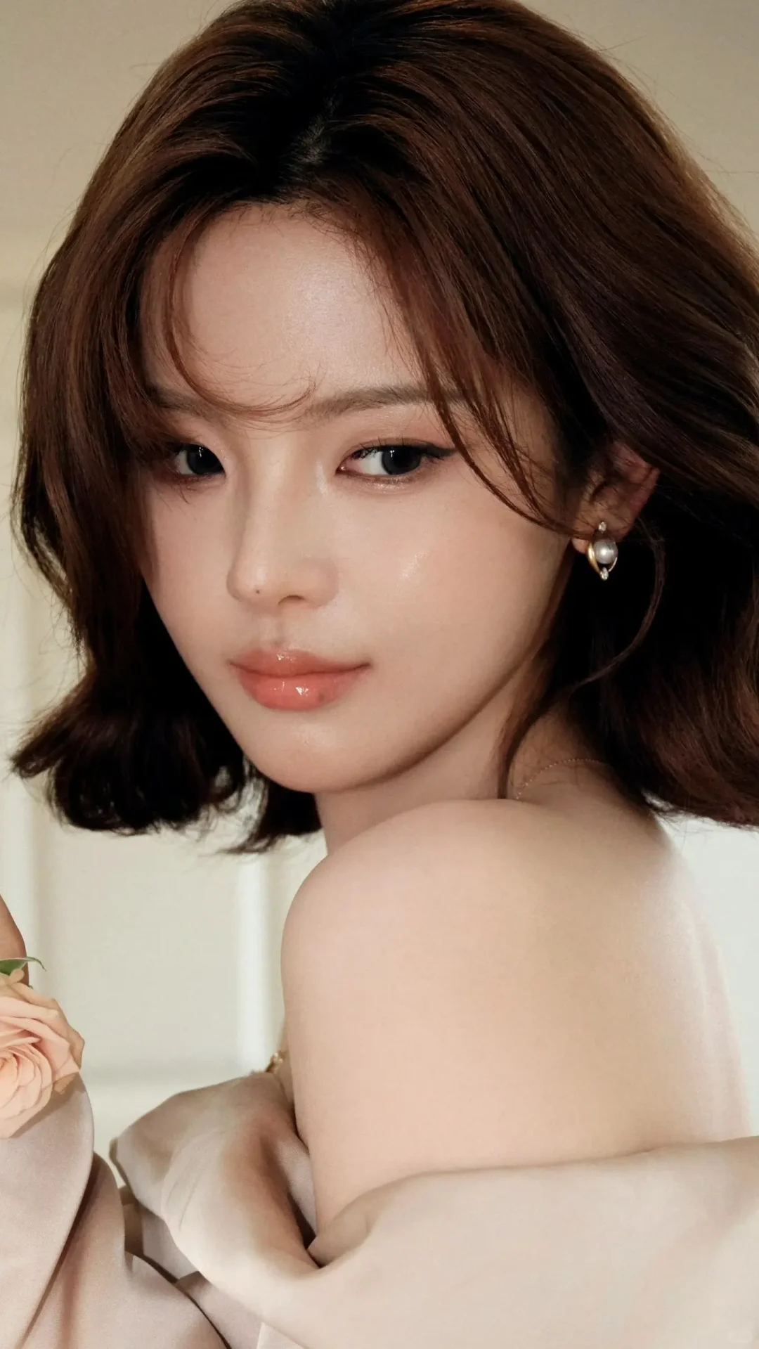  香肩小露的杨超越，尽显迷人风情。