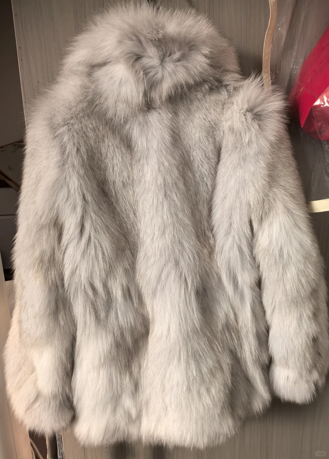 各位美少女们，请问这件蓝狐本白可以留么？