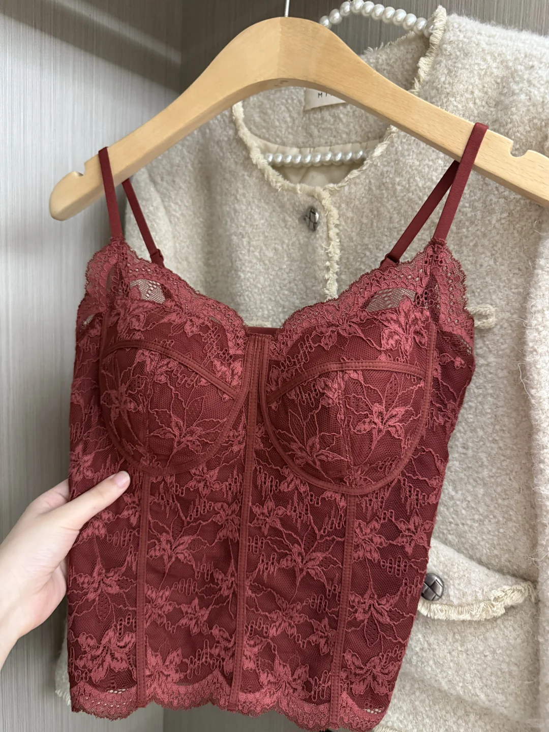 大胆驾驭一下山楂红蕾丝吊带！