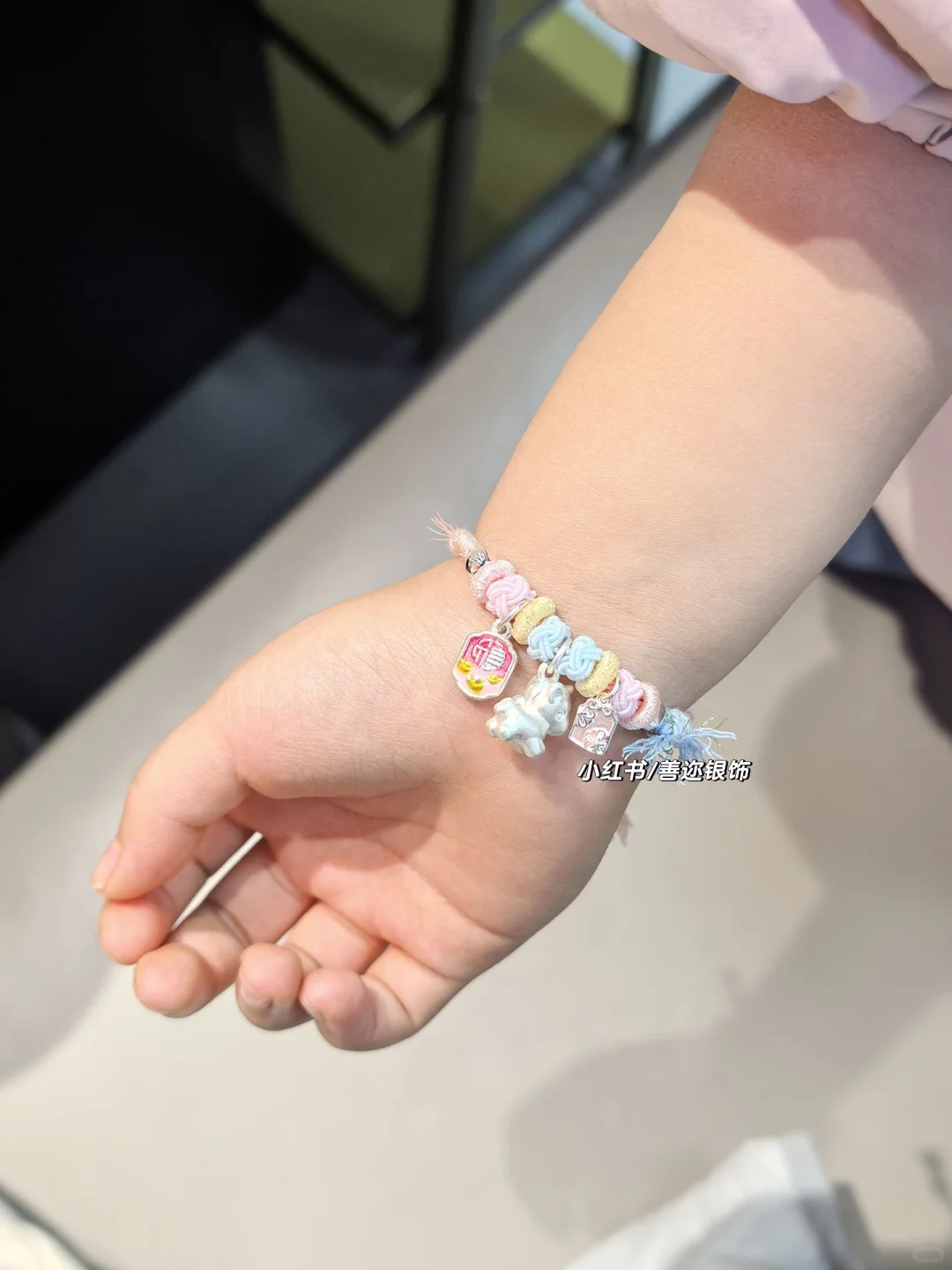 给女儿新买的绳编手链真的好喜欢～