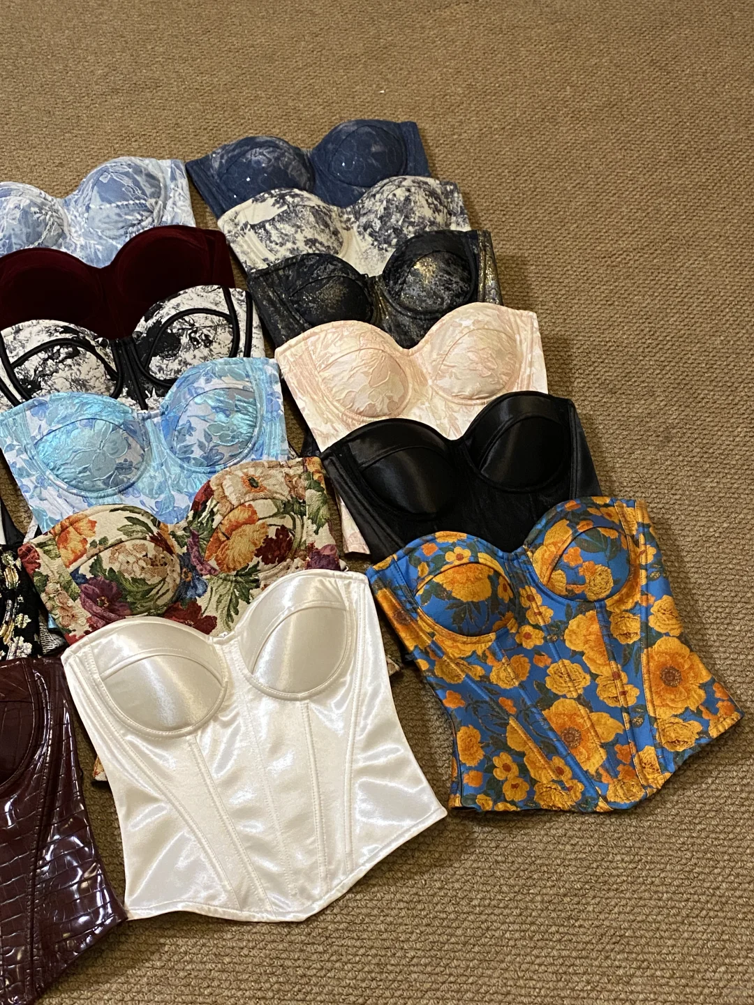 太哇塞了❗️这里有很多鱼骨胸衣❗️