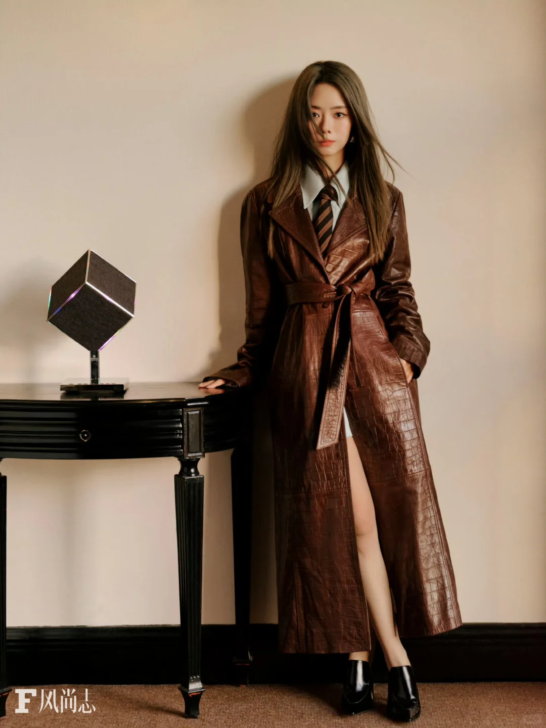 谭松韵 黑丝抹胸裙曲线太撩人