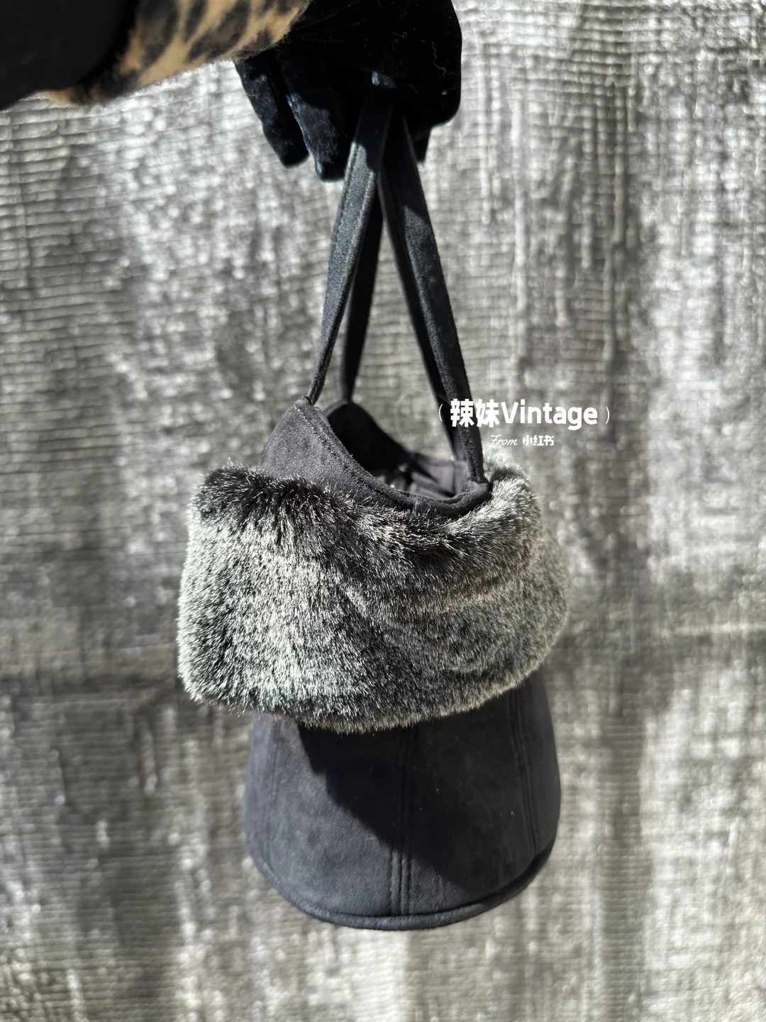 又被这支黑色麂皮皮草胸衣包刷新审美了🫠