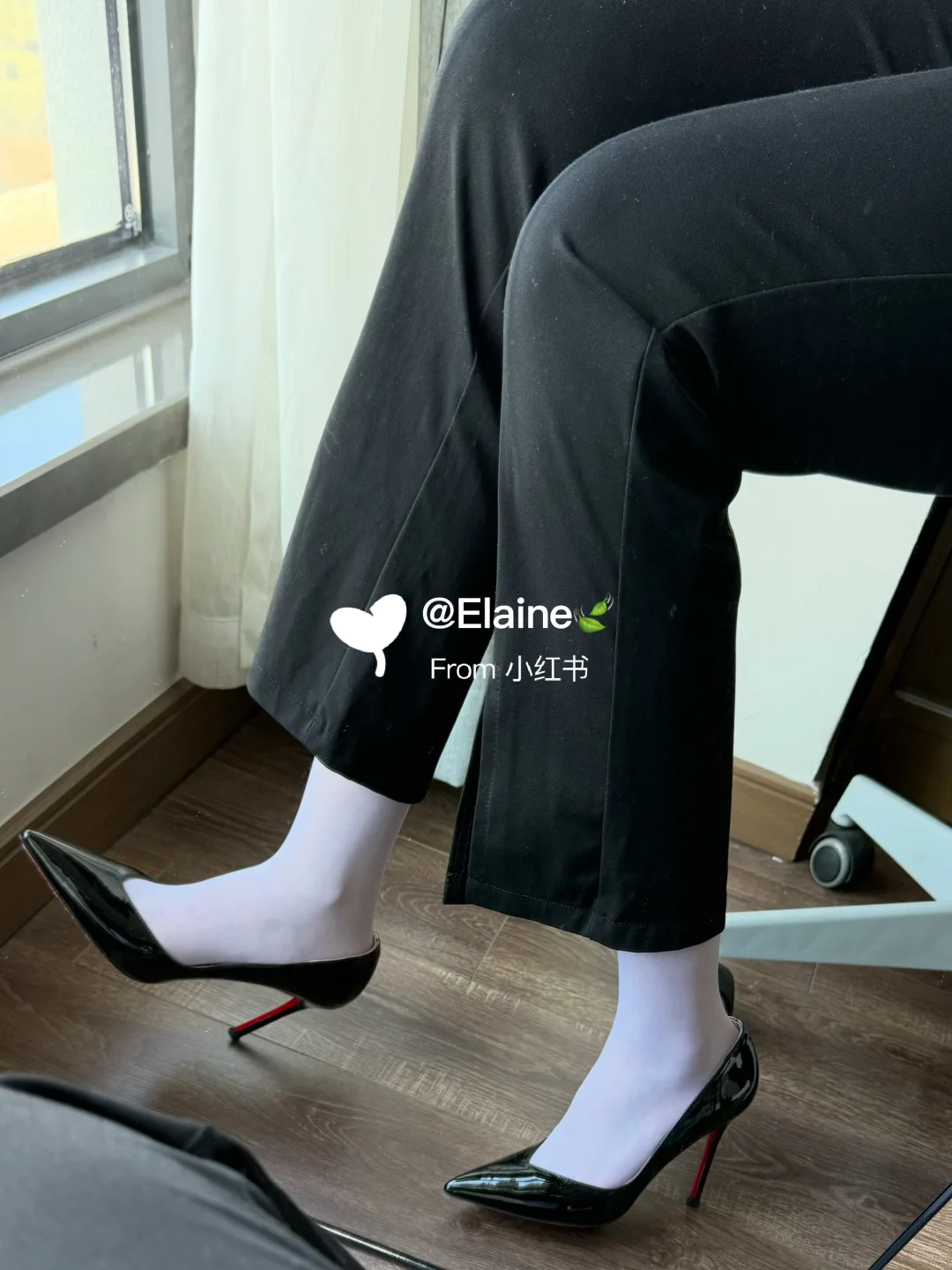 当我上班穿了白丝+红底鞋