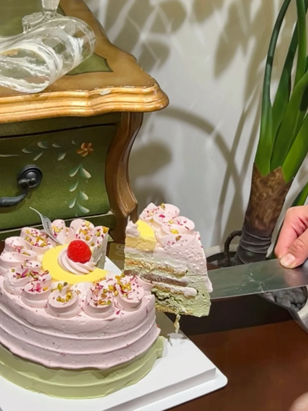 如果一个90斤美少女一次吃了10个蛋糕🎂那么