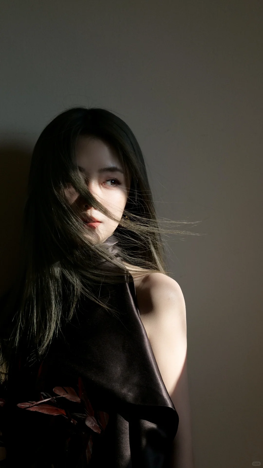 谭松韵 黑丝抹胸裙曲线太撩人