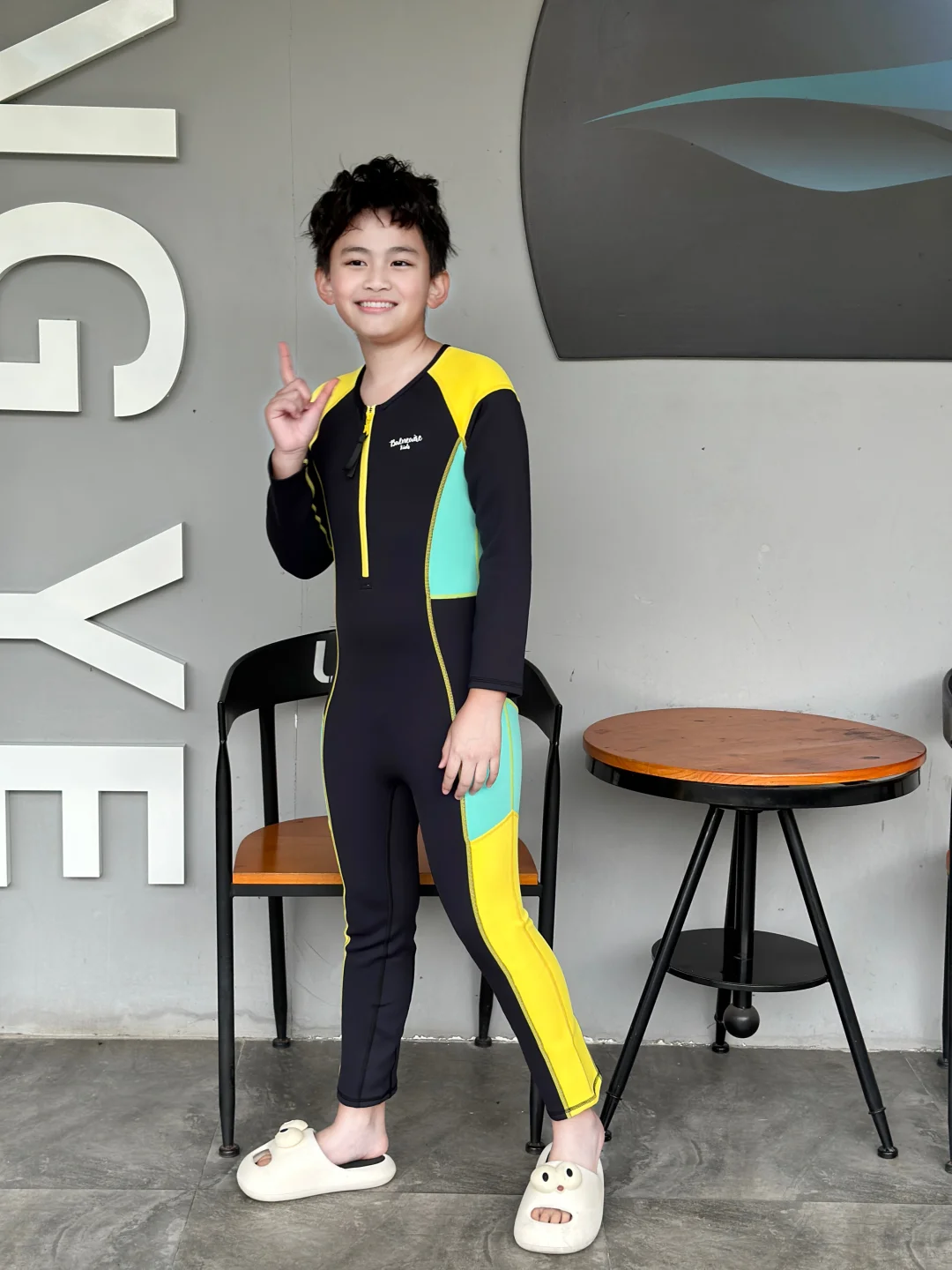 带防晒的儿童泳衣，海边玩一下午都没晒红