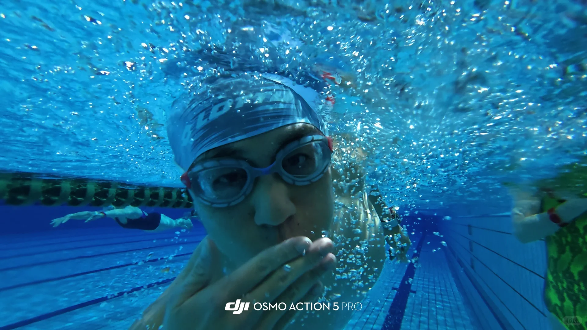 本课题组团建地点在泳池