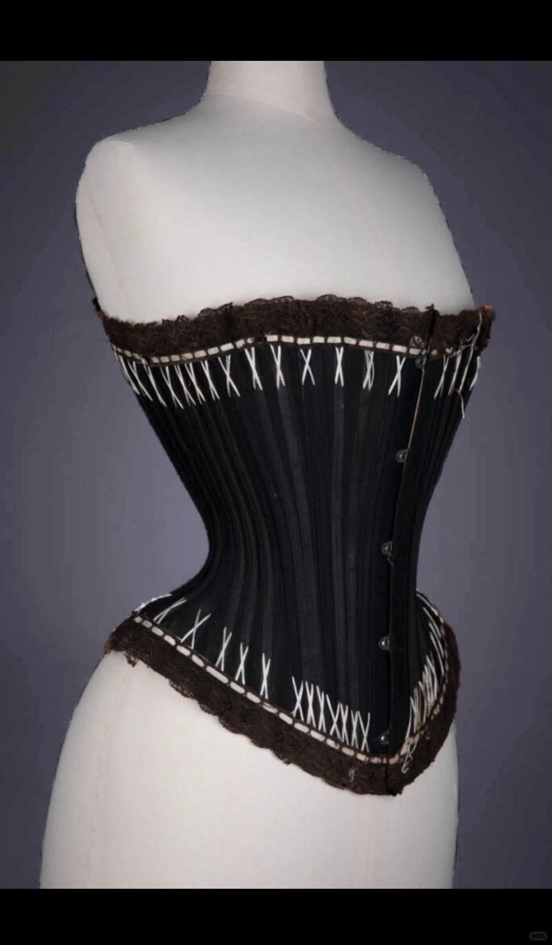 每日审美❣真是被古董鱼骨胸衣惊艳到失语！