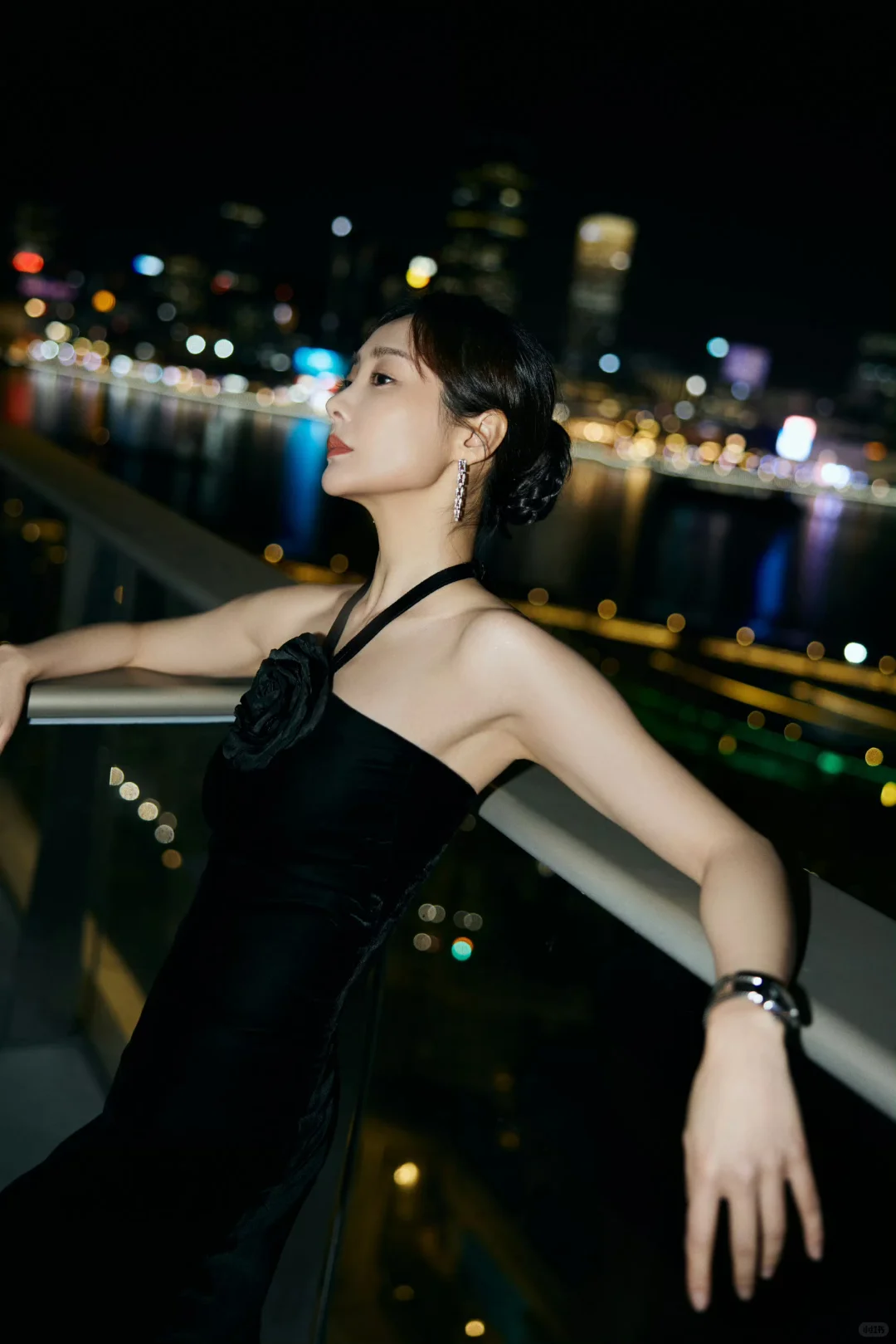 李纯 挂脖黑玫瑰 曲线太撩人