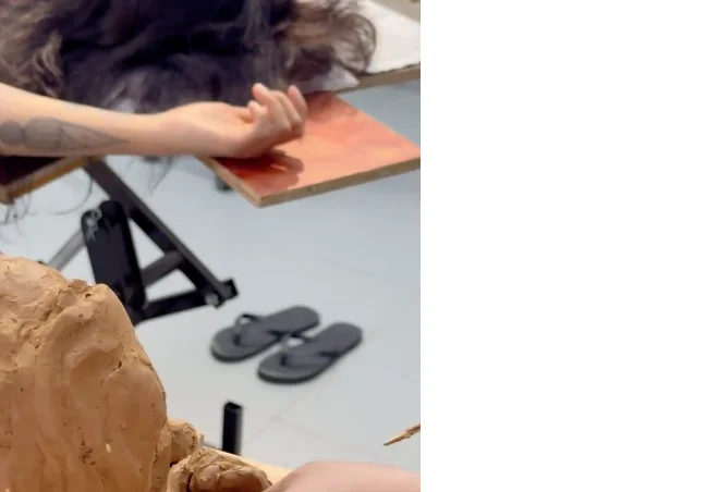 人体画室里女人体模特休息时和工作时的情景