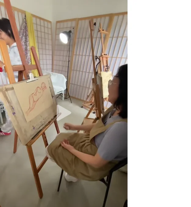 人体画室里女人体模特休息时和工作时的情景