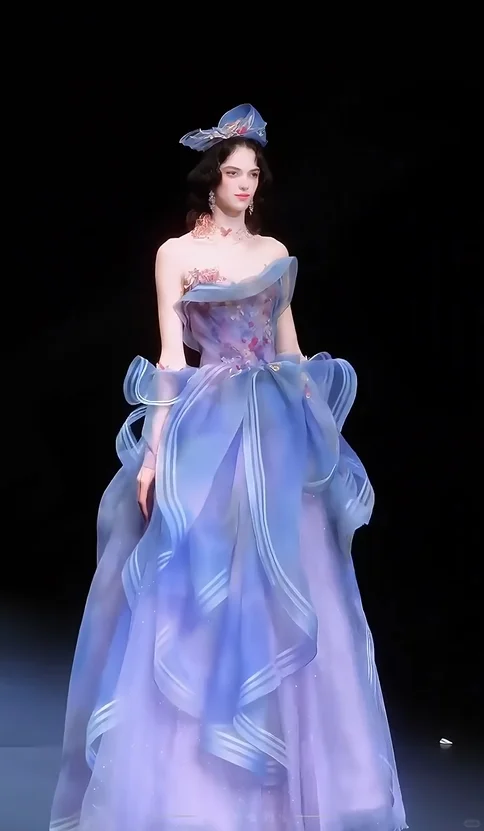 繁复 妖冶 轻灵 娇嫩，才是女人。