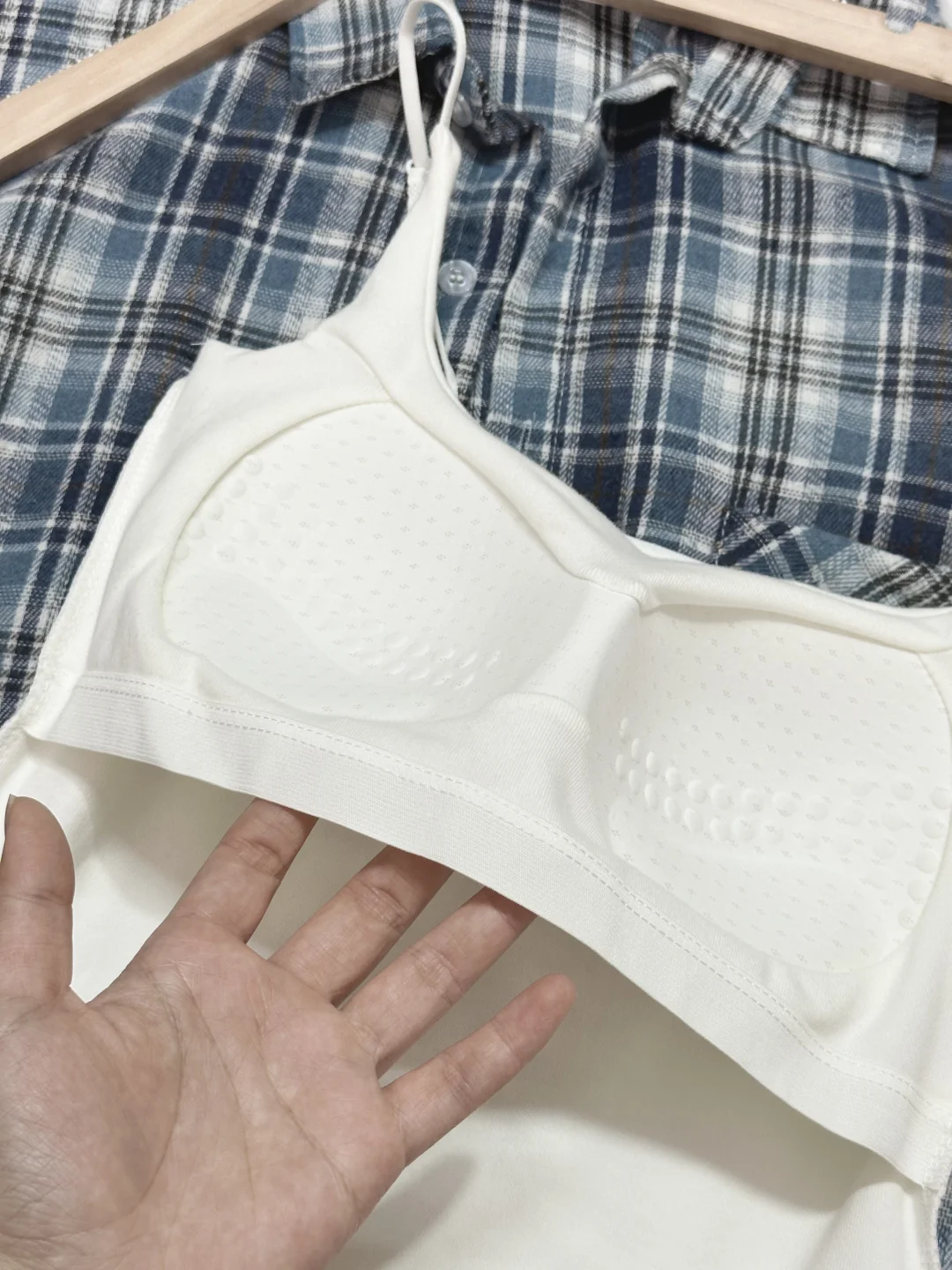 太喜欢这种衬衫搭小背心了！