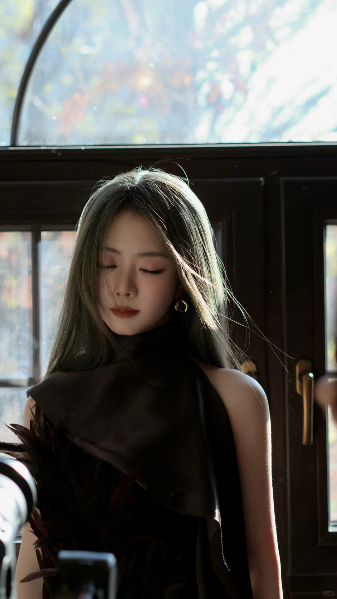 谭松韵 黑丝抹胸裙曲线太撩人