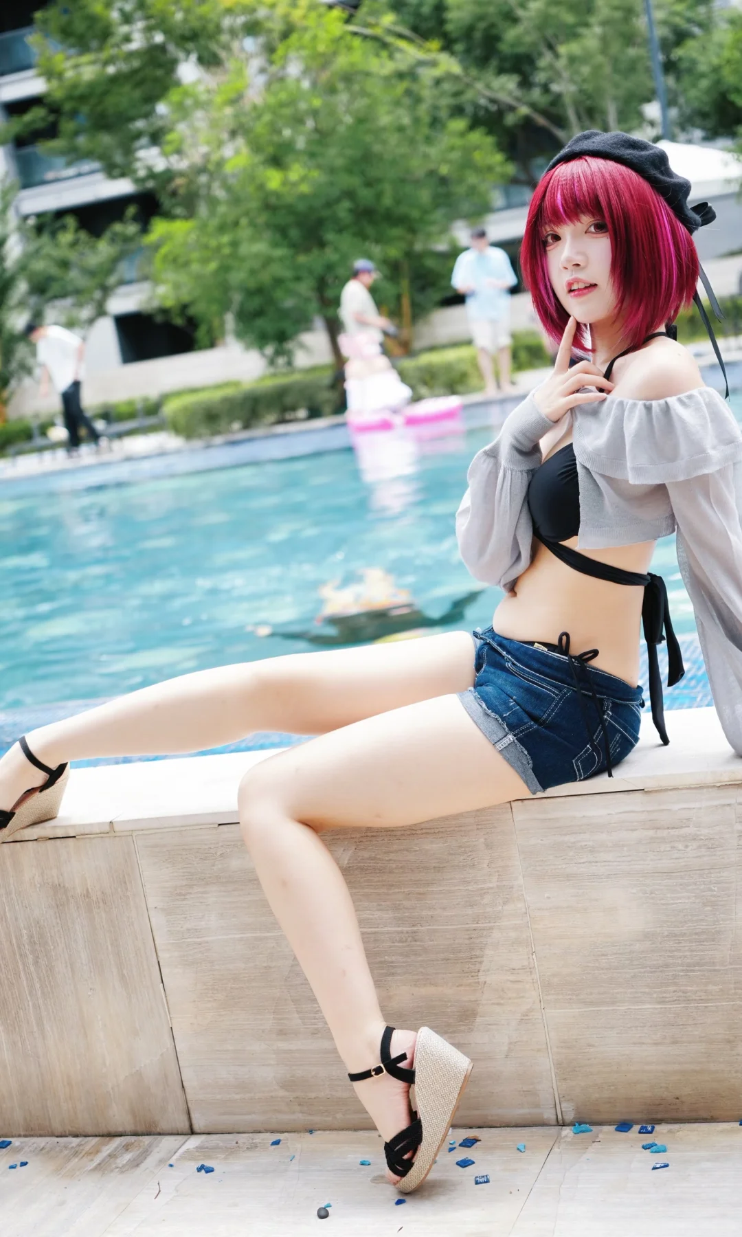 是泳装拍摄中的kana酱✨