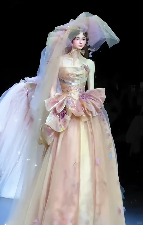 繁复 妖冶 轻灵 娇嫩，才是女人。